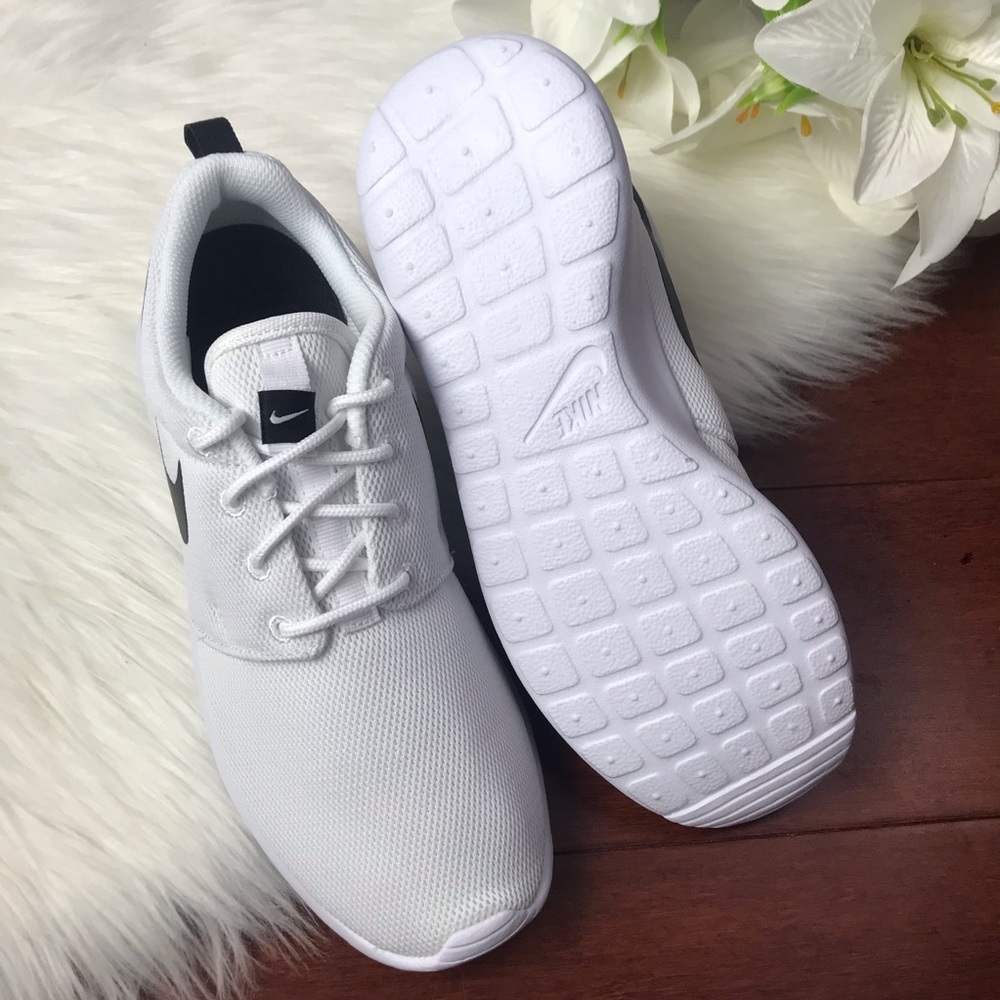 Women Nike Roshe One White - Picture 3 of 8